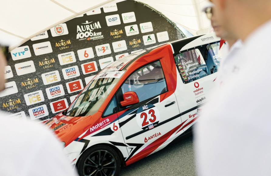 Moterra-branded race car at Aurum 1006 km